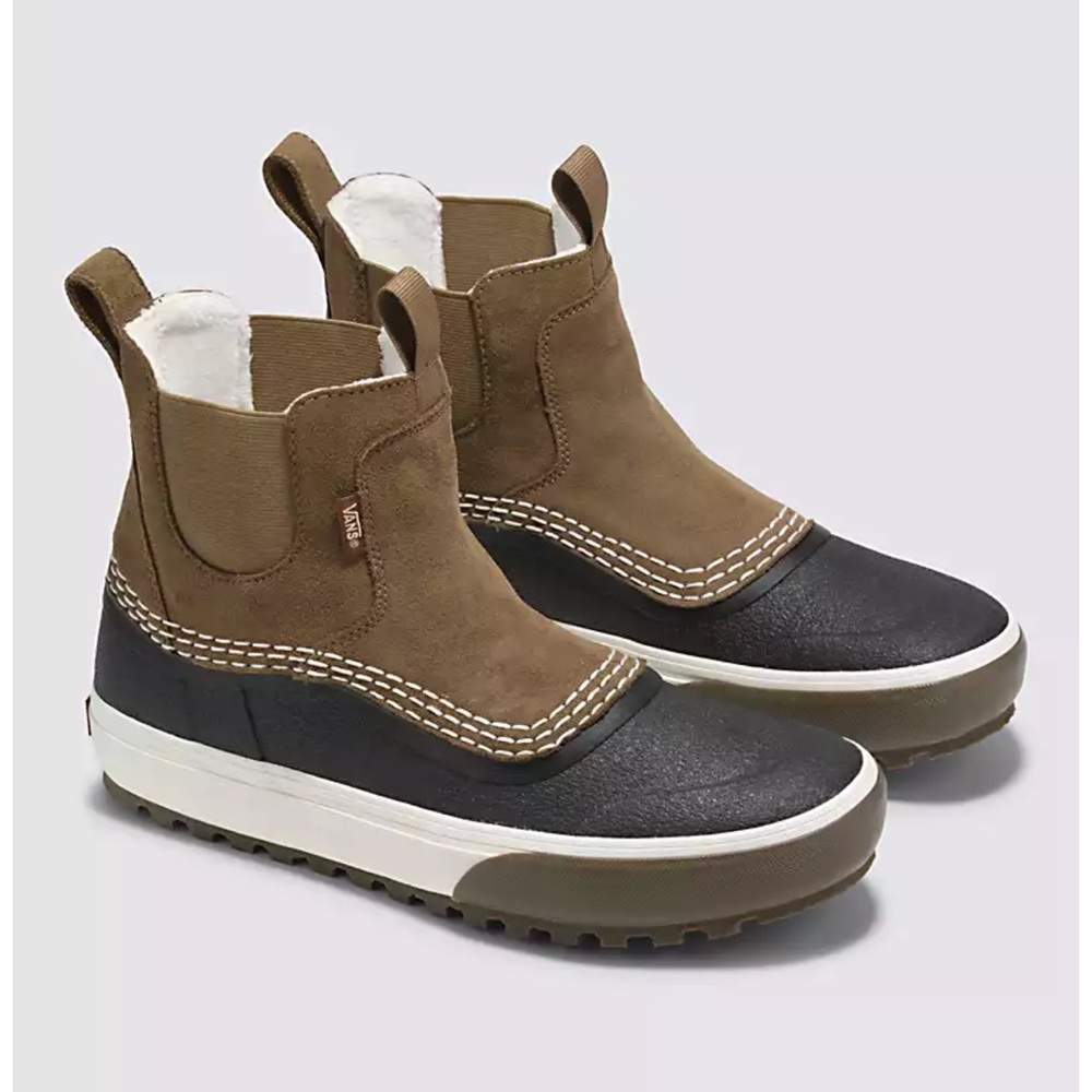 BRAND NEW IN BOX Women’s VANS Standard Mid Chelsea Boot -